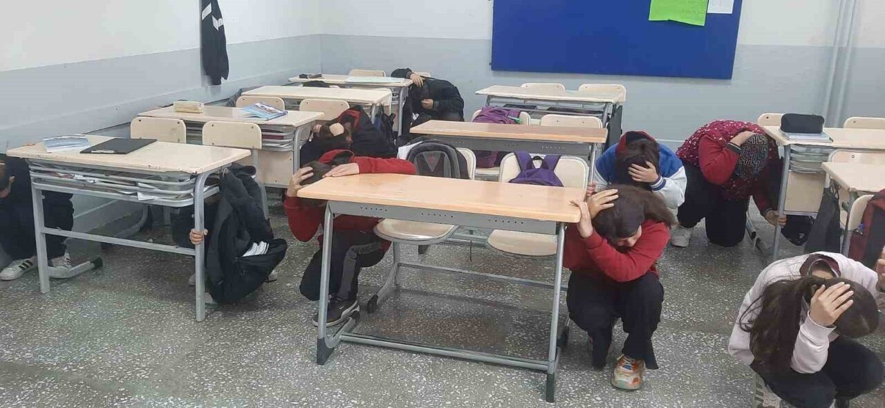 Denizli’de "Afetler ve Dayanıklılık Ayı" etkinlikleri çerçevesinde okullarda eş zamanlı