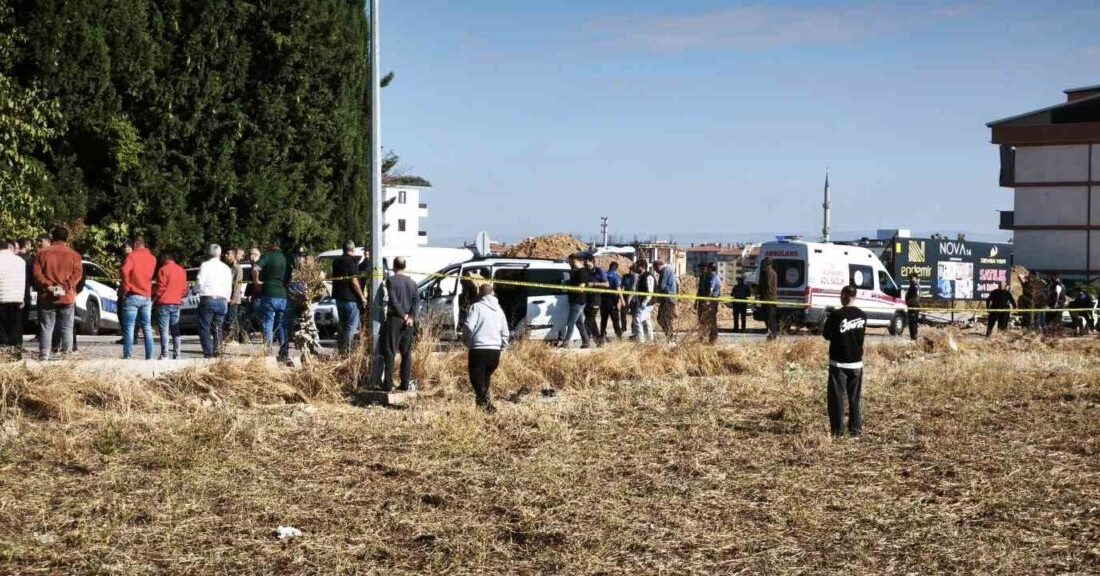 Denizli'nin Merkezefendi ilçesindeki Yenişafak Mahallesi'nde bir otomobile silahlı saldırı düzenlendi.