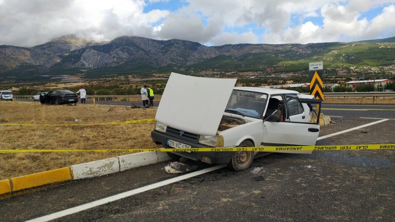 Denizli'nin Serinhisar ilçesinde meydana gelen trafik kazasında, kontrolsüz kavşakta Tofaş