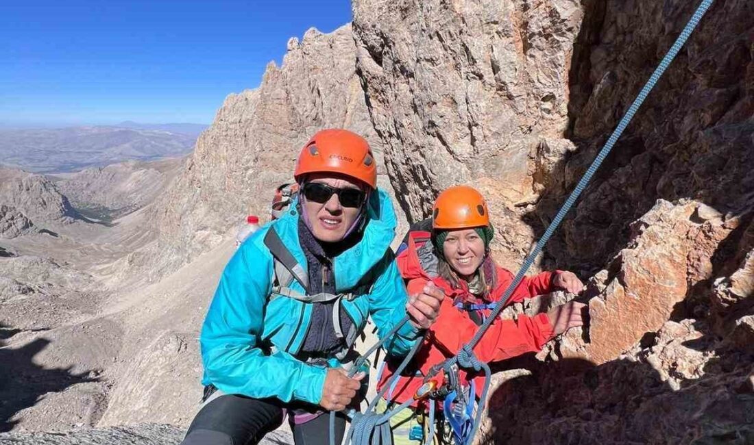 Denizli’li dağcılar Gülcan Çeşmeli ve Özgür Eren, Niğde Aladağlar’da zorlu tırmanışla Kaldı ve Sulağankaya zirvelerini fethetti. Denizli'den dağcılar Gülcan Çeşmeli ve Özgür Eren, Niğde Aladağlar'da 3734