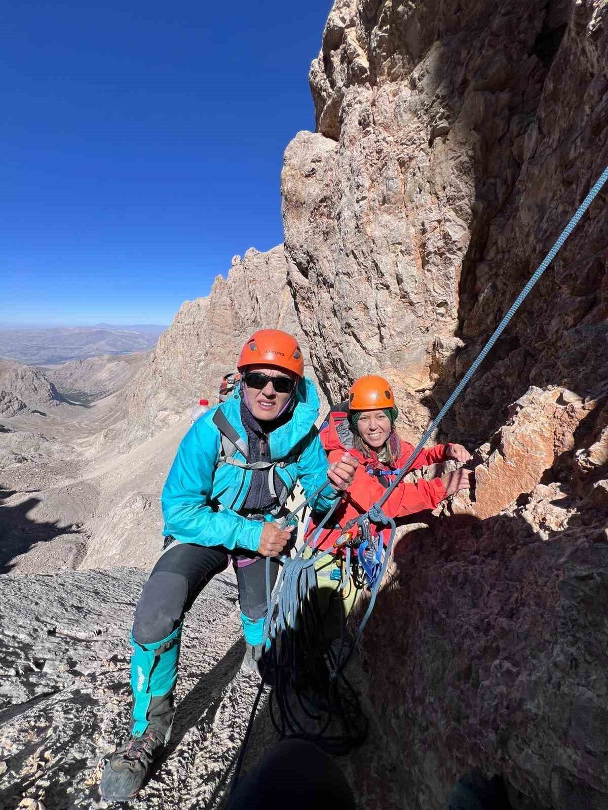 Denizli'den dağcılar Gülcan Çeşmeli ve Özgür Eren, Niğde Aladağlar'da 3734