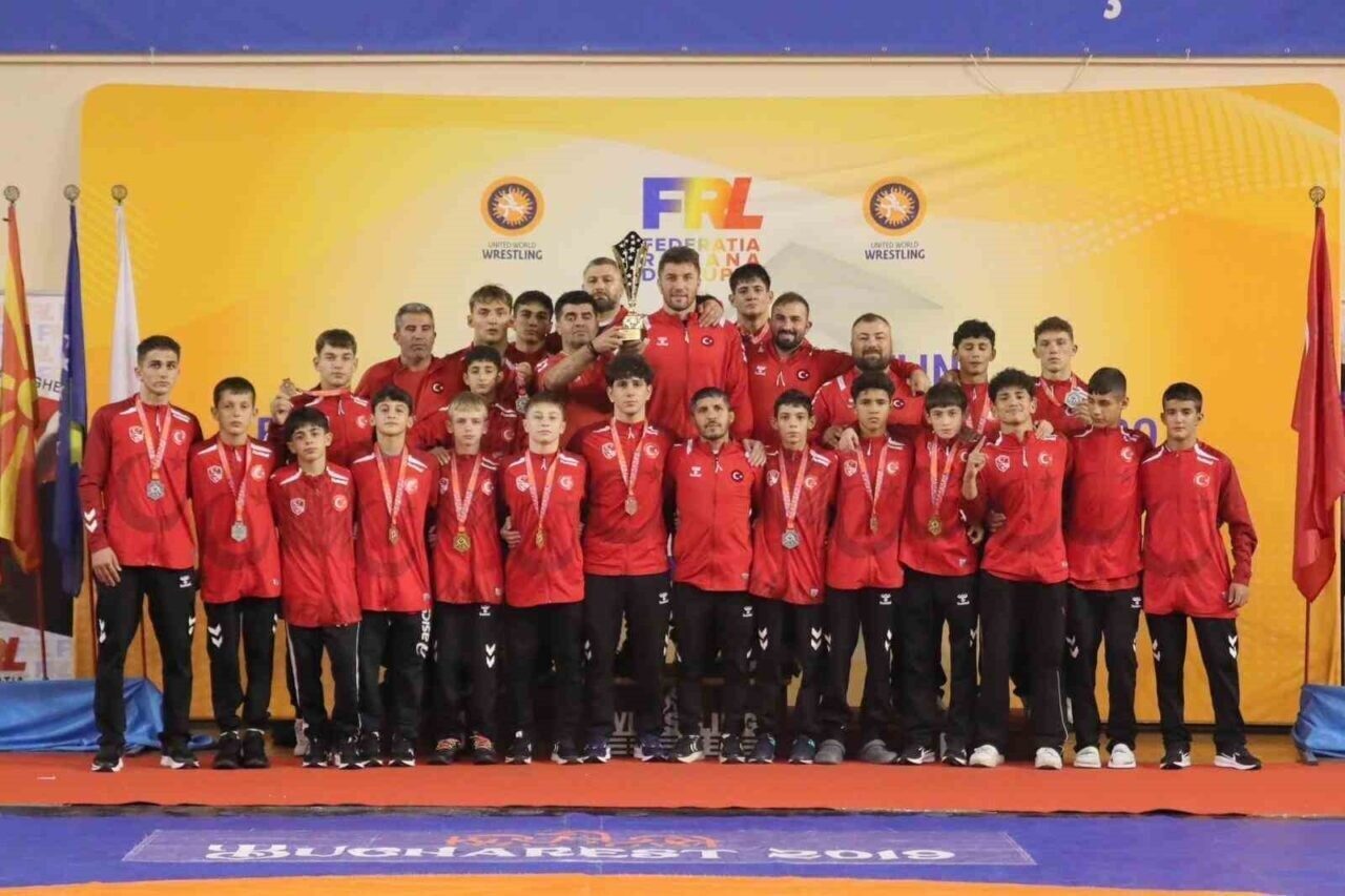 Romanya'nın Cluj Napoca kentinde düzenlenen U15 Balkan Güreş Şampiyonası'nda, Denizli