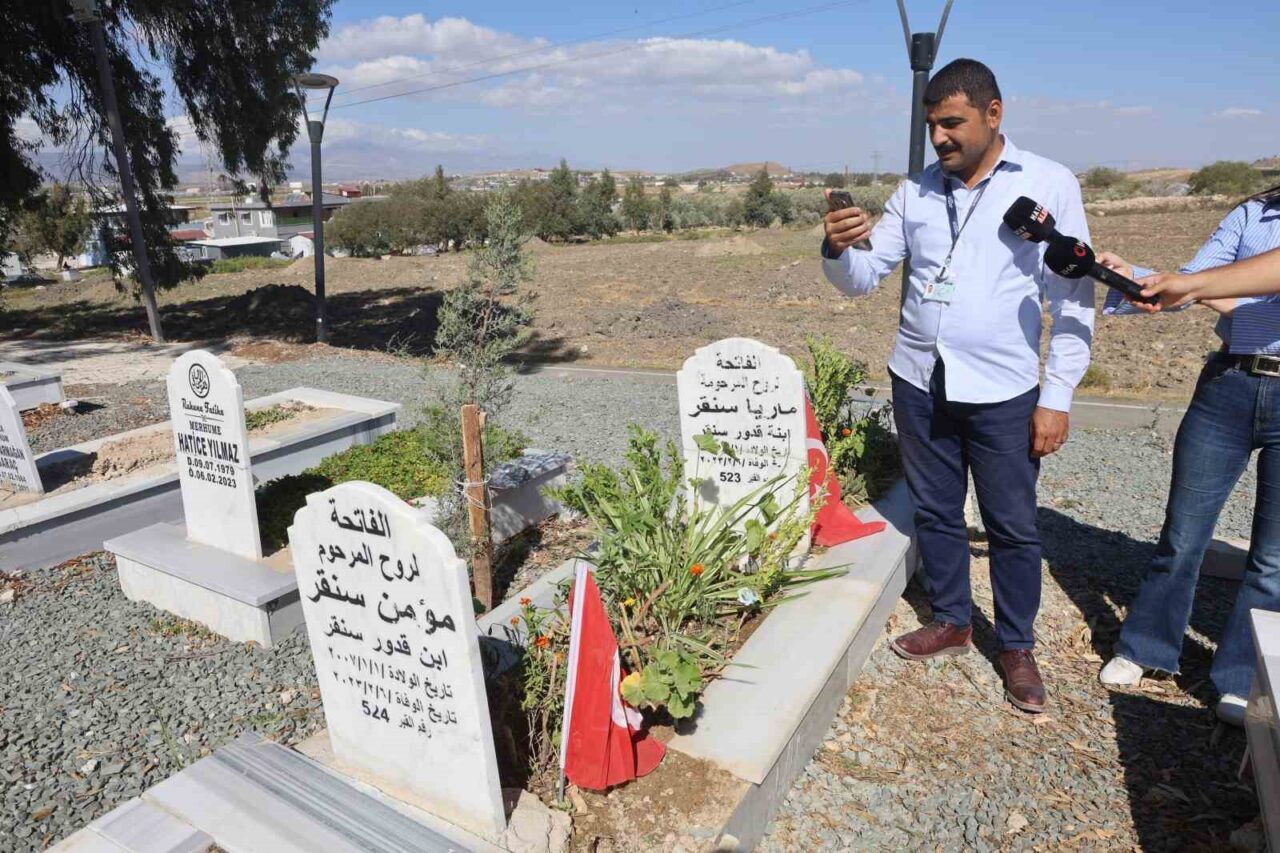 Hatay'da depremde üç çocuğunu kaybeden Suriyeli anne Dünya Sankar, mezarlarını