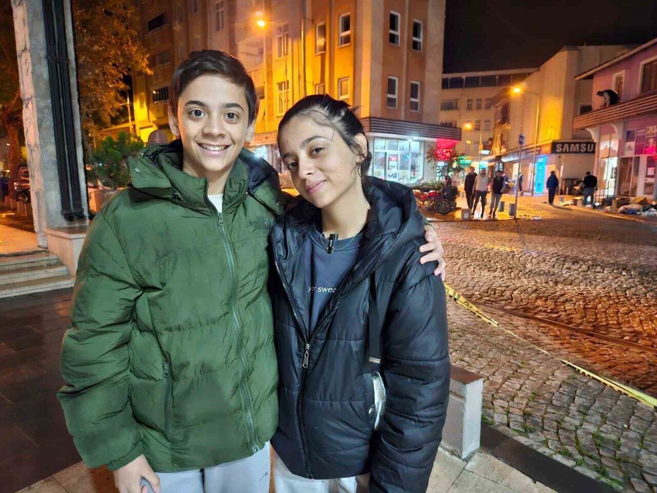 Balıkesir’in Sındırgı ilçesinde 6.1 büyüklüğündeki deprem, Camicedit Mahallesi'ndeki bir binanın