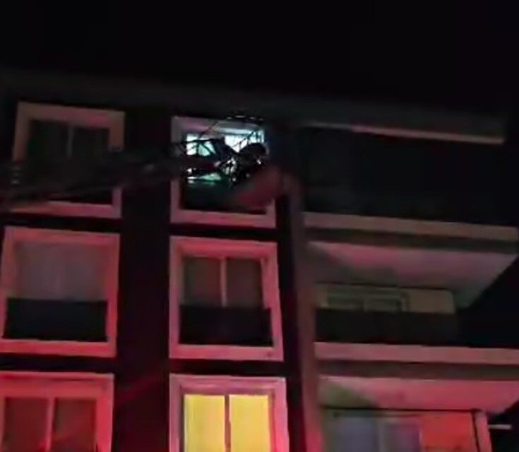 İzmir’in Tire ilçesinde, evinde mahsur kalan çocuğu kurtaran itfaiye ekipleri,