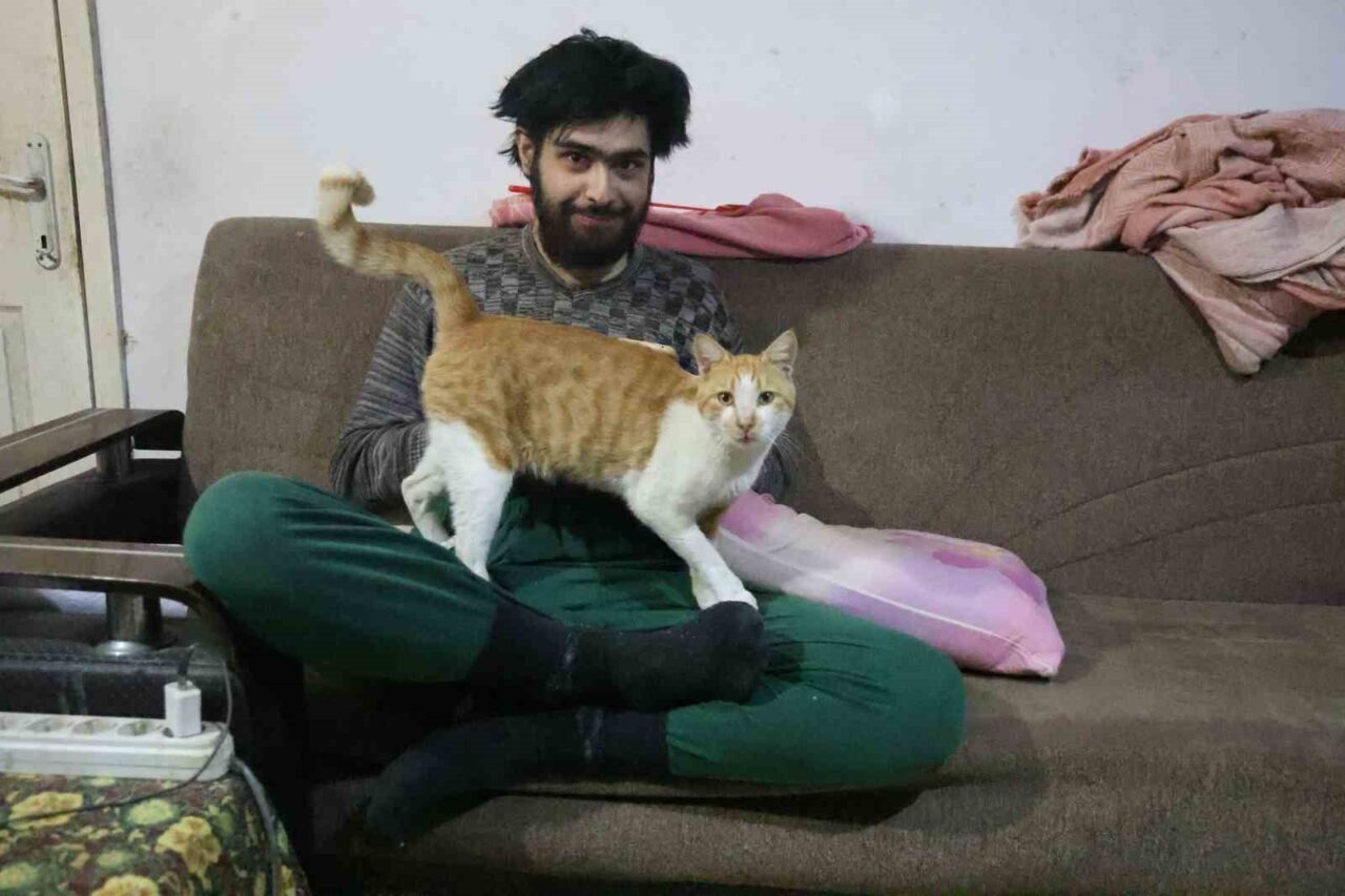 Hatay'da 23 yaşındaki Barış Özbay, deprem sonrası evden çıkmadan sanal