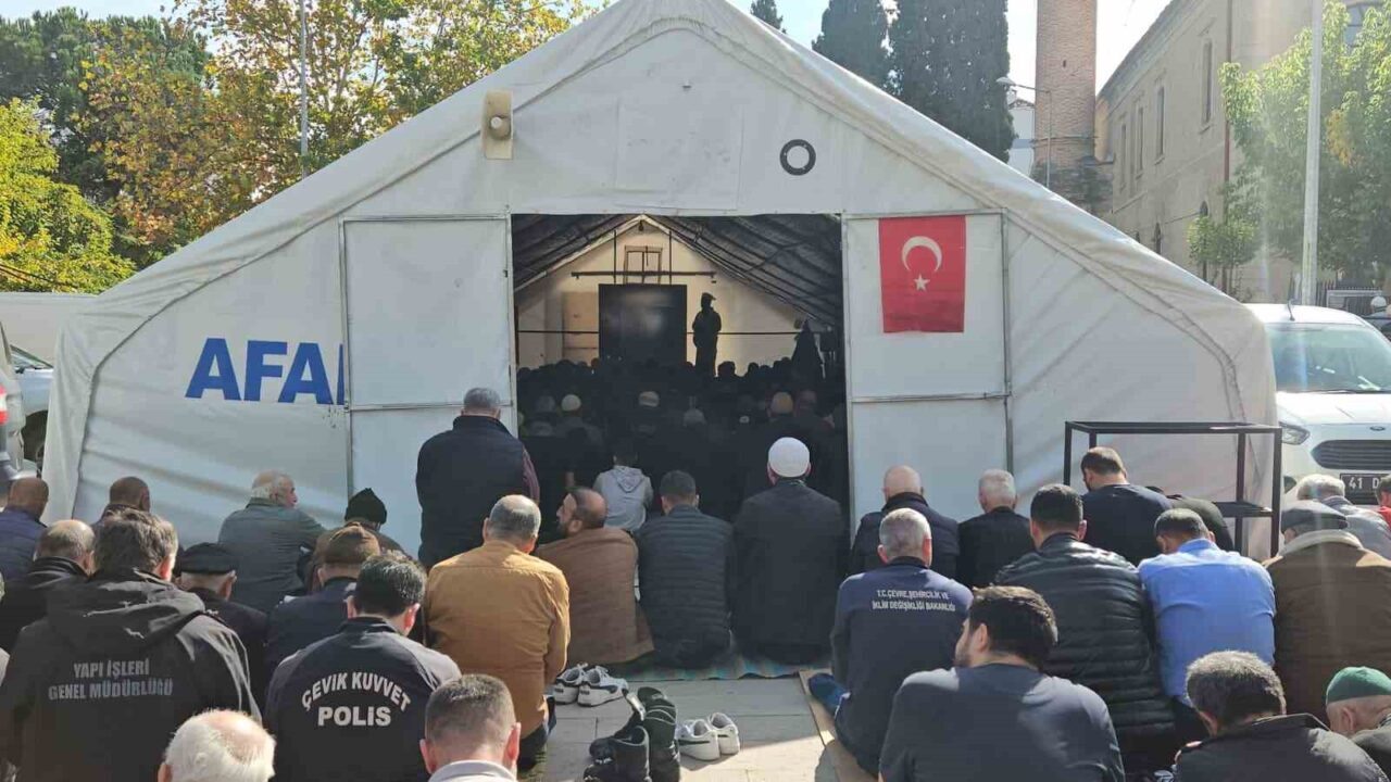 Balıkesir'in Sındırgı ilçesinde 6.1 büyüklüğündeki depremin ardından bazı camiler ibadete