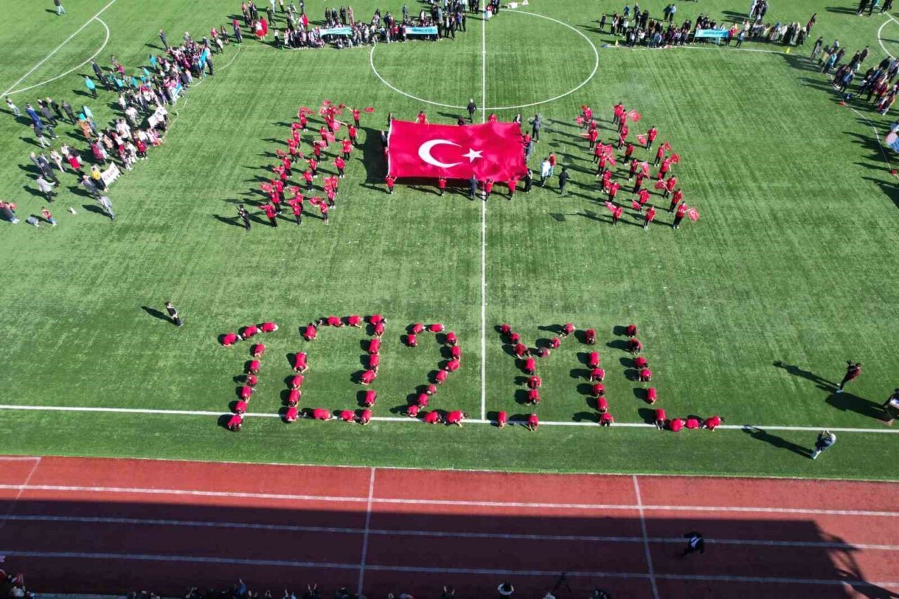 Balıkesir'in Sındırgı ilçesinde 6.1 büyüklüğündeki depremin ardından bayram coşkusu yaşanıyor.