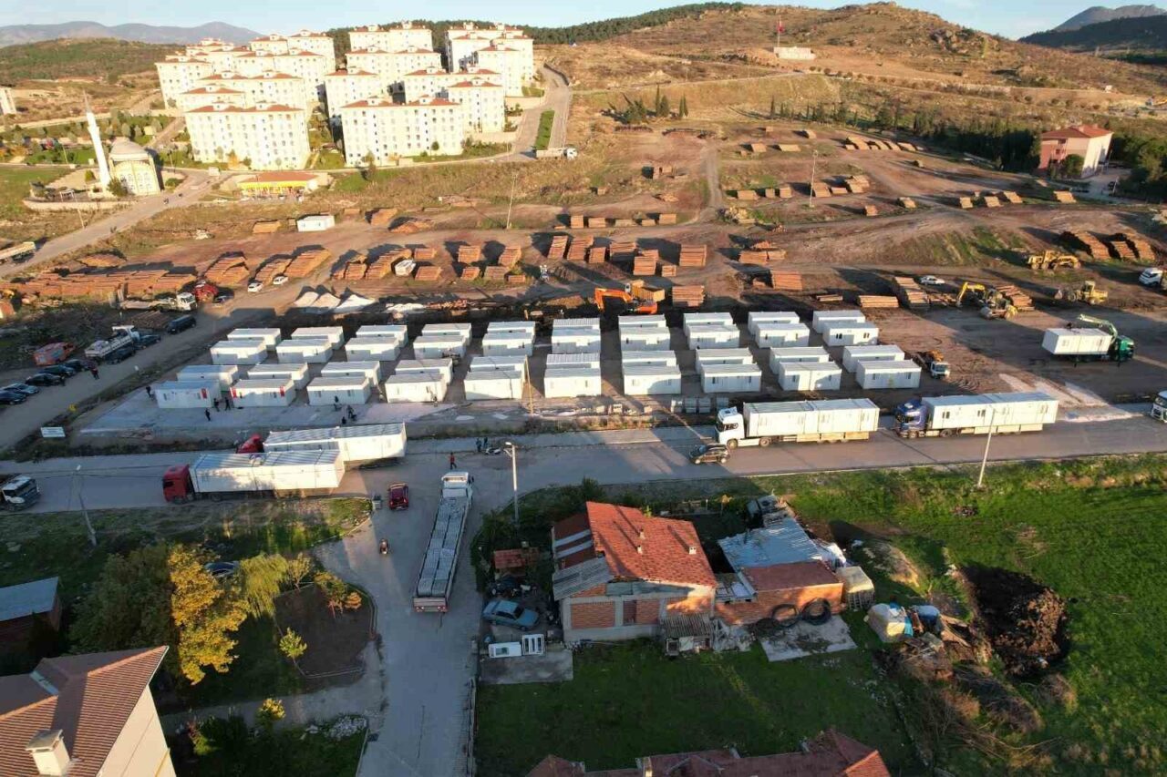 Balıkesir'in Sındırgı ilçesinde 27 Ekim'deki 6,1 büyüklüğündeki deprem sonrası konteyner