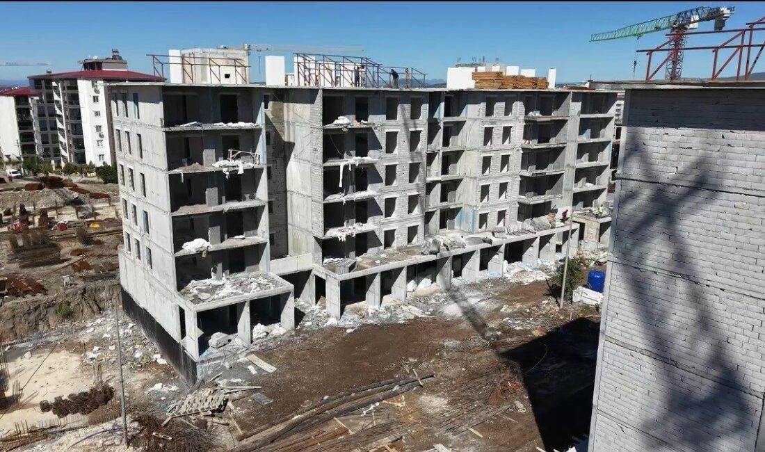 Osmaniye Valisi Erdinç Yılmaz, Kahramanmaraş merkezli depremlerde hasar gören Esenevler