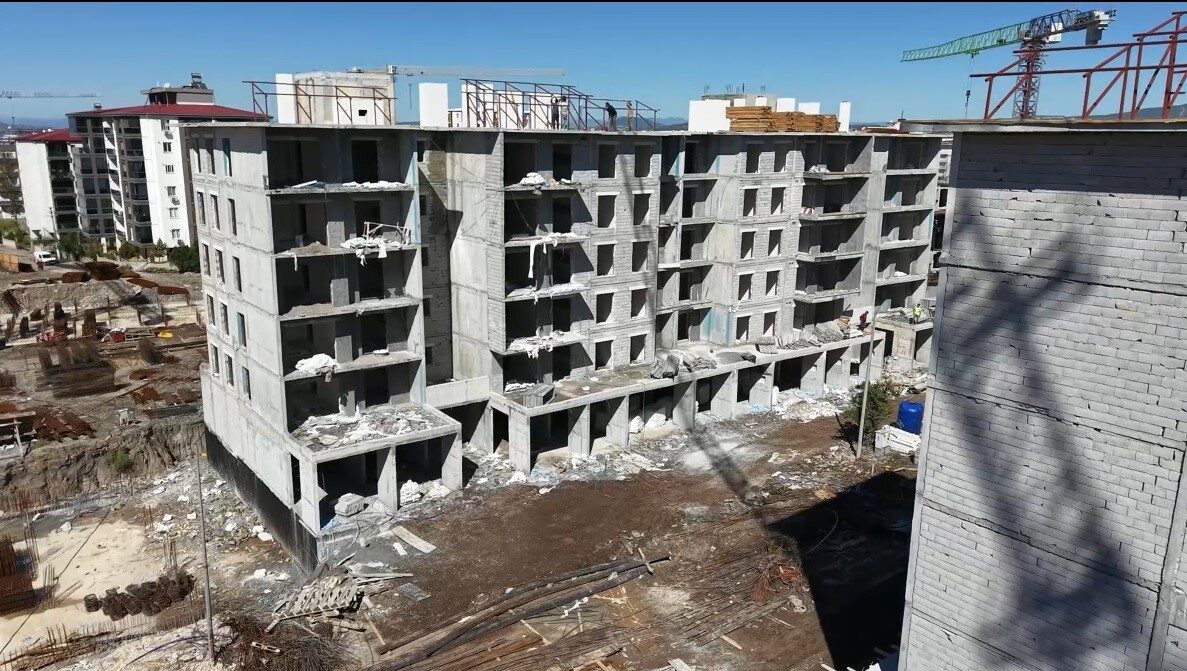 Osmaniye Valisi Erdinç Yılmaz, Kahramanmaraş merkezli depremlerde hasar gören Esenevler