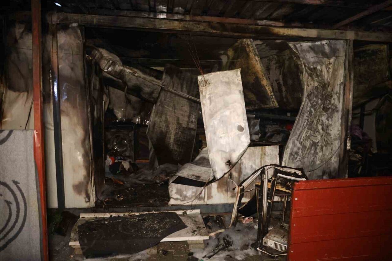 Hatay'ın Antakya ilçesindeki Narlıca Mahallesi'nde, depremzede bir ailenin yaşadığı konteyner