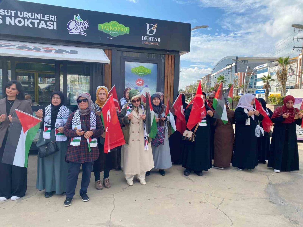 Derince'deki esnaflar, bir günlük gelirlerini Gazze'ye bağışlayarak dayanışma sergiledi. Derince