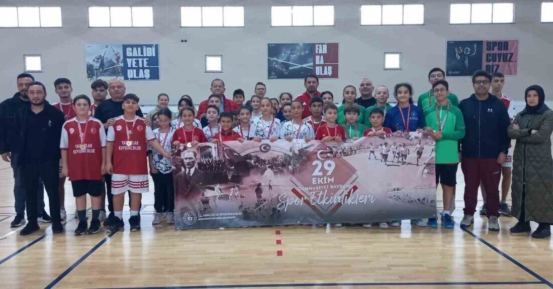 Zonguldak'ta düzenlenen Badminton Turnuvası'nda Devrek Kız Anadolu İmam Hatip Lisesi'nden