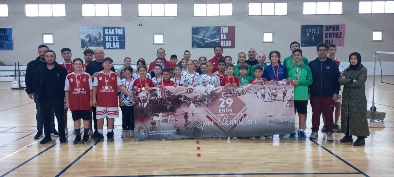 Zonguldak'ta düzenlenen Badminton Turnuvası'nda Devrek Kız Anadolu İmam Hatip Lisesi'nden
