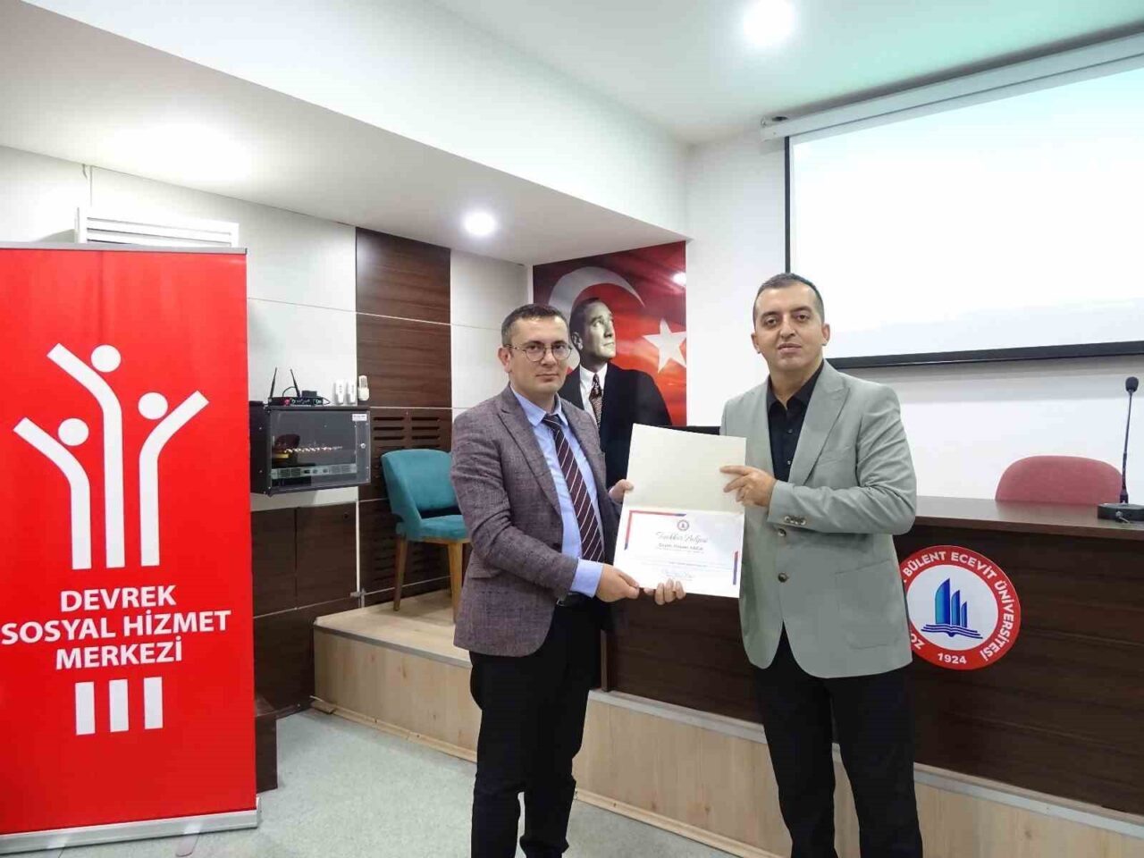 Zonguldak'ın Devrek ilçesinde Kaymakamlık, Devrek Meslek Yüksekokulu'nda öğrencilere kadına yönelik