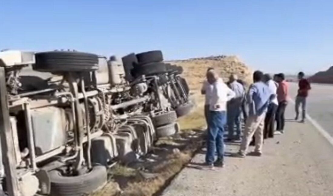 Adıyaman-Şanlıurfa Karayolu'nda bir kamyon kontrolden çıkarak devrildi. Kazada kamyon sürücüsü