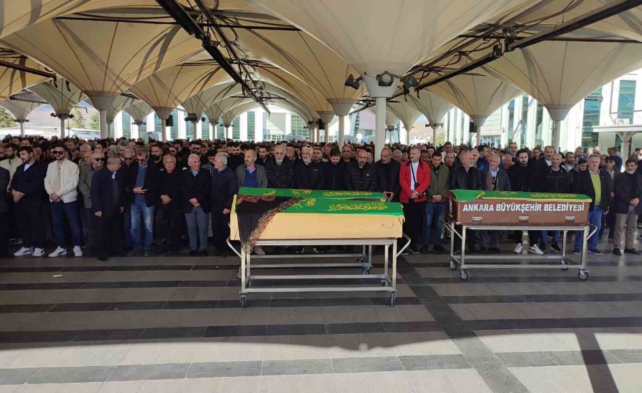 Ankara'nın Ayaş ilçesinde meydana gelen fırtına nedeniyle hobi bahçesindeki konteynır