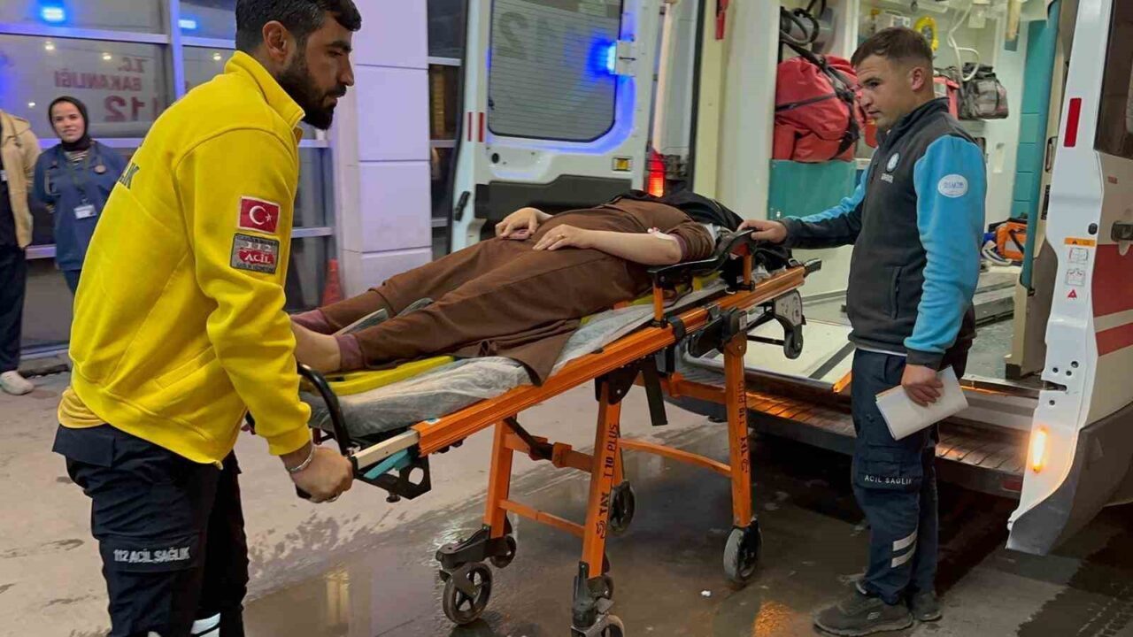 Adıyaman'da Enes H. yönetimindeki motosiklet, direksiyon hakimiyetinin kaybolması sonucu devrildi.