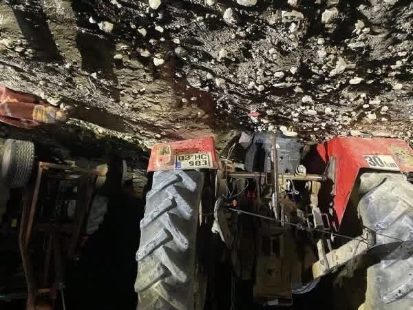 Afyonkarahisar'ın Emirdağ ilçesinde Kadir Duran’ın kullandığı traktör kontrolden çıkarak devrildi.