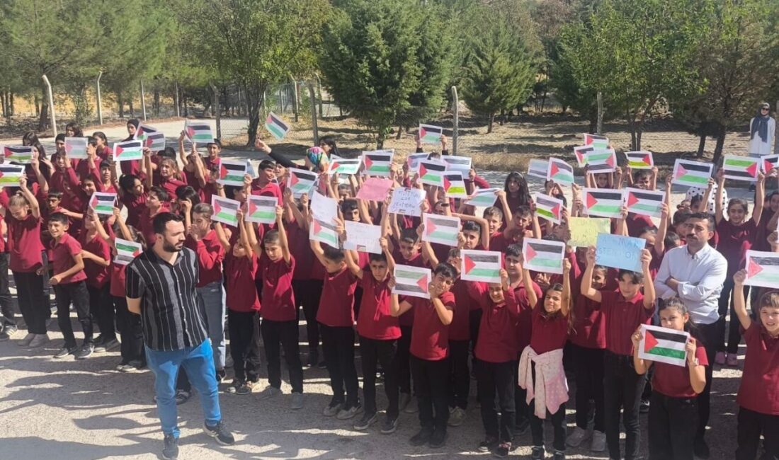 Diyarbakır’daki Arı İmam Hatip Okulu’ndan Gazze’ye destek etkinliği gerçekleştirildi Diyarbakır’ın Dicle ilçesindeki Arı İmam Hatip İlk ve Ortaokulu öğrencileri,