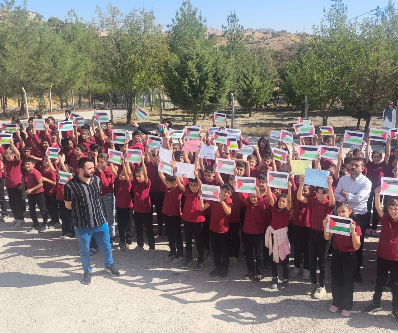 Diyarbakır’ın Dicle ilçesindeki Arı İmam Hatip İlk ve Ortaokulu öğrencileri,