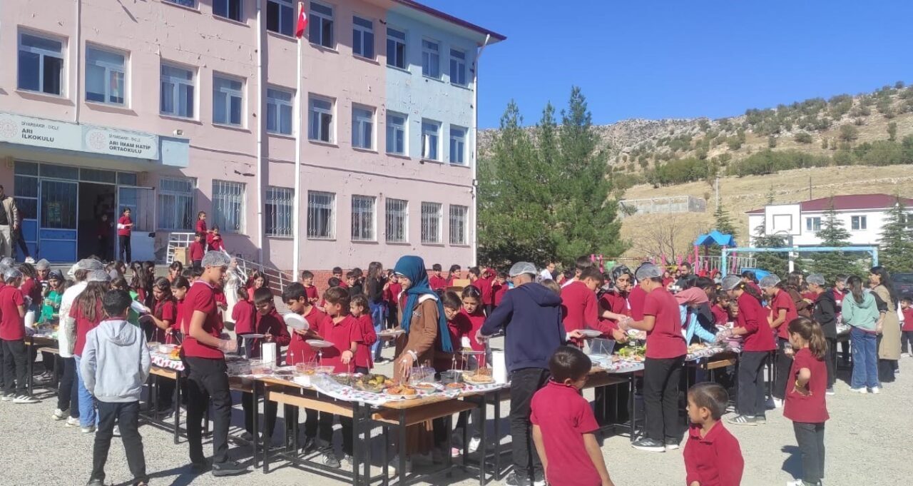 Diyarbakır'ın Dicle ilçesindeki Arı Mahallesi'nde öğrenciler ve öğretmenler, Gazze'ye yardım