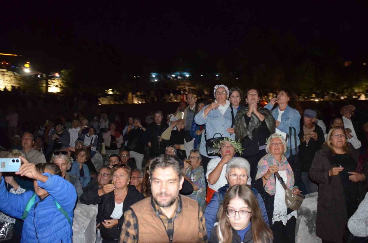 Didim'de düzenlenen 7. Zeytin Festivali'nde zeytinyağı tadım rekoru 3,283 katılımcıyla