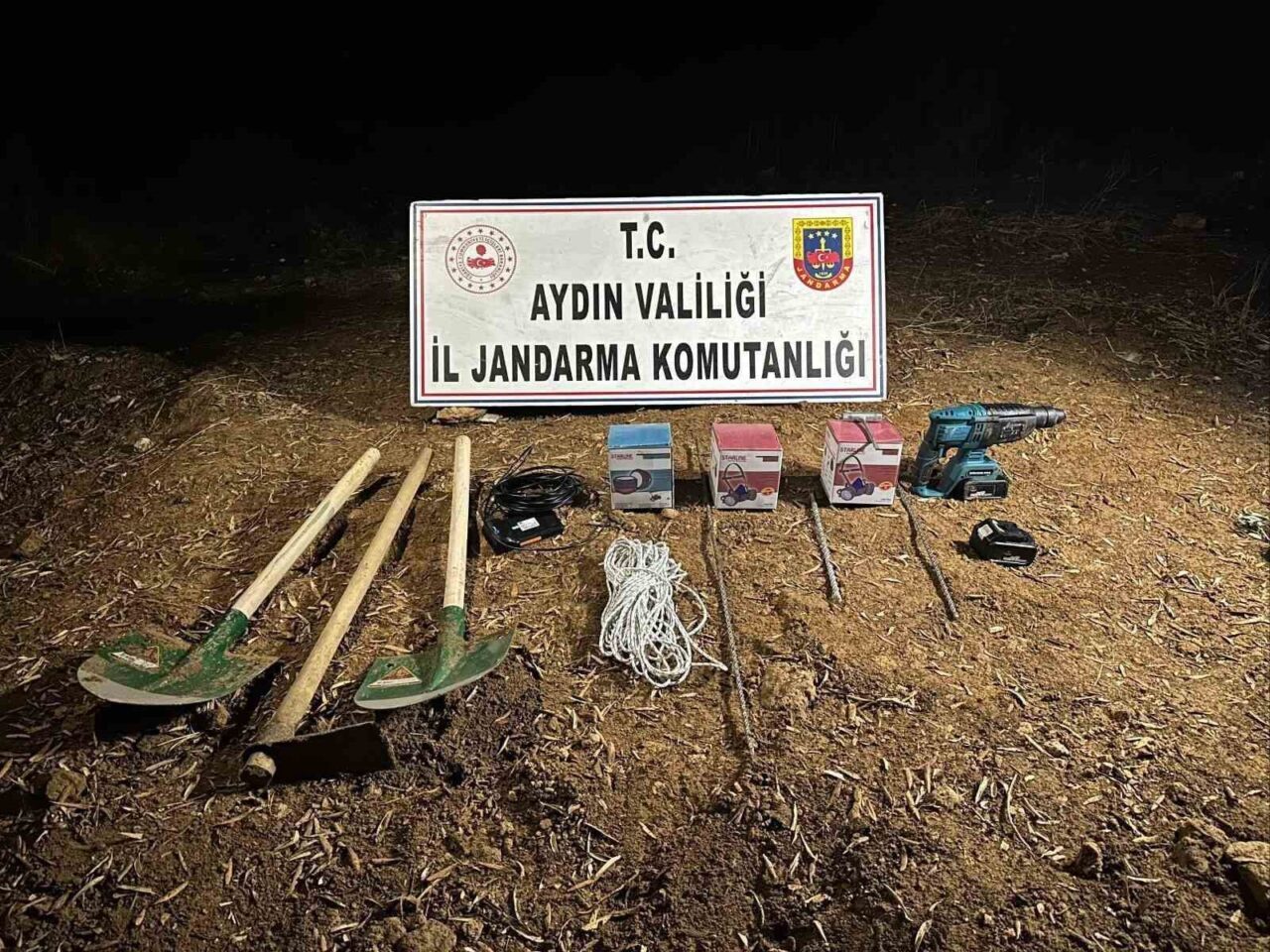 Didim ilçesinde izinsiz kazı yapan 4 şüpheli, jandarma tarafından suçüstü