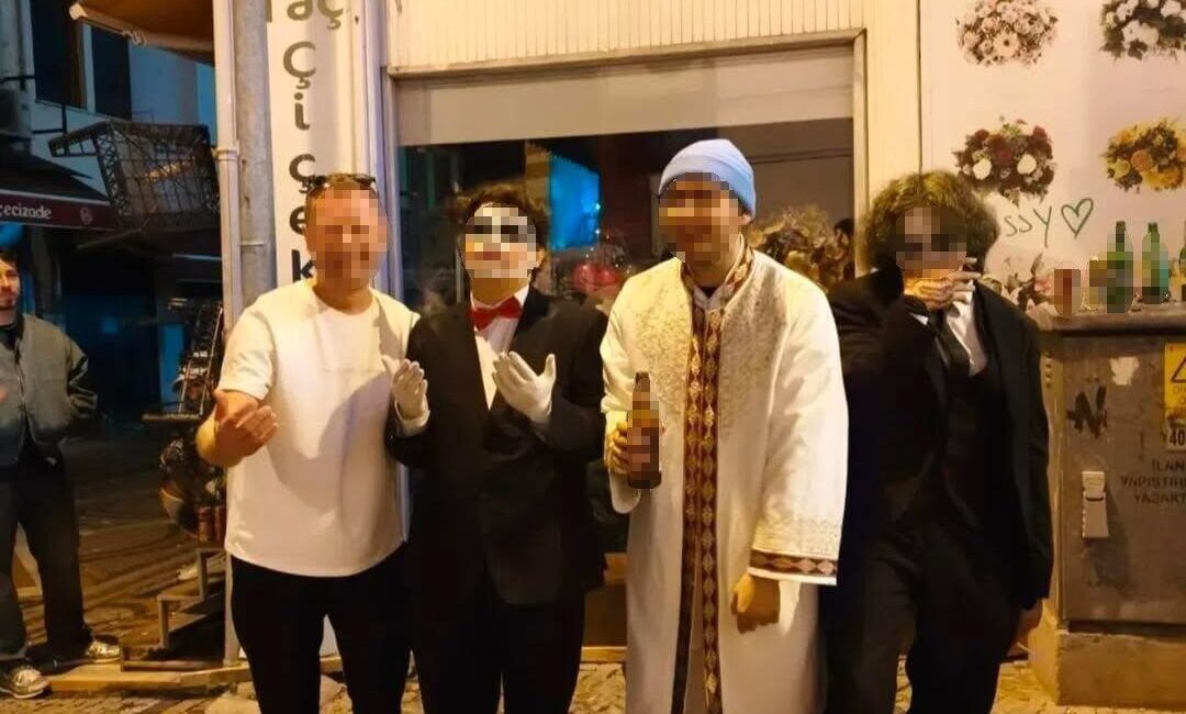 Edirne’deki Maskeli Baloda İmam Kostümüyle Yapılan Provokasyon Üzerine Soruşturma Başlatıldı Edirne’de düzenlenen bir maskeli baloda çekilen görüntüler, Feyzi T.T. adlı