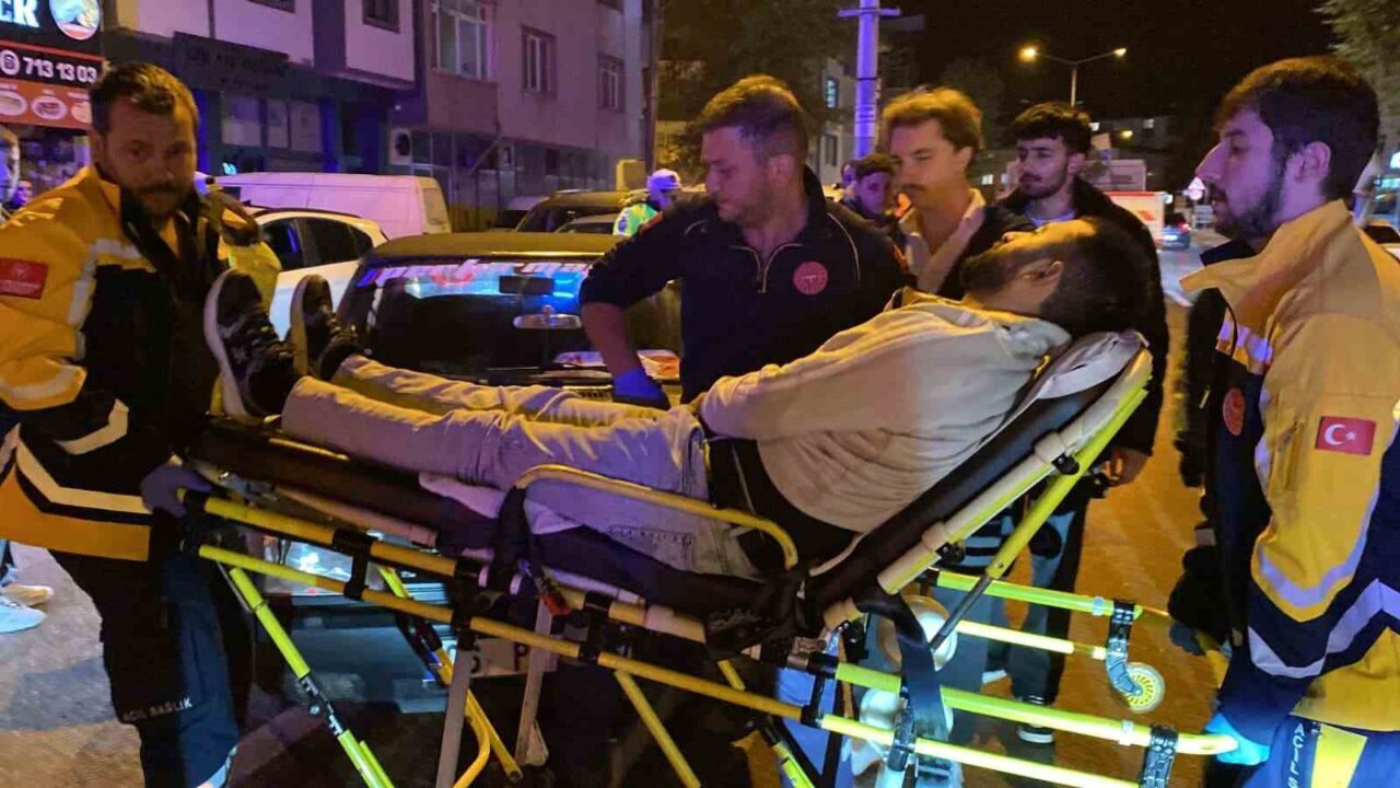 İnegöl'de Erol Y. (26), otomobiliyle seyir halindeyken fenalaşarak refüje çarptı.