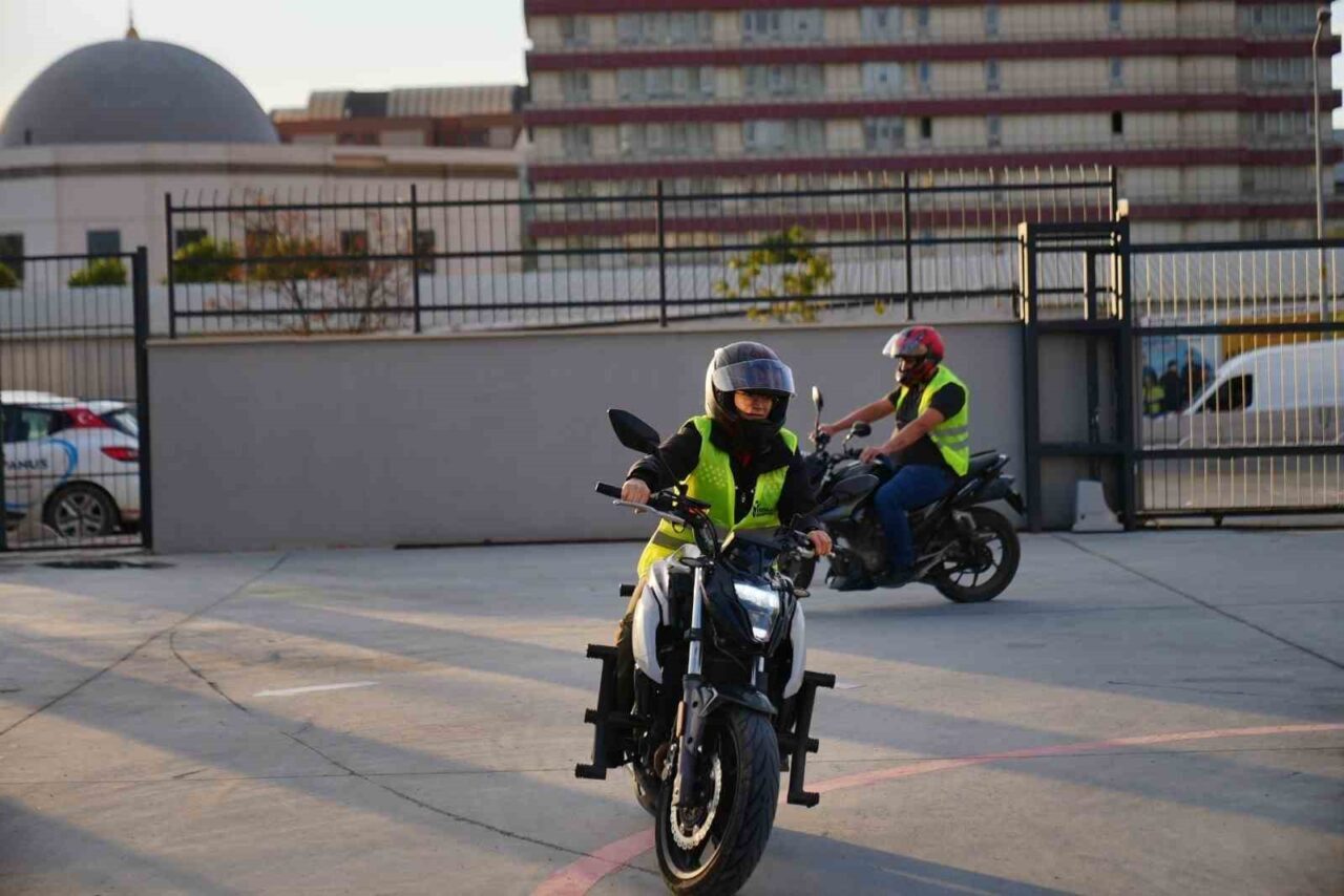 Esenler Belediyesi, "Direksiyon Sende" projesi kapsamında gençlere yönelik motosiklet sürüş