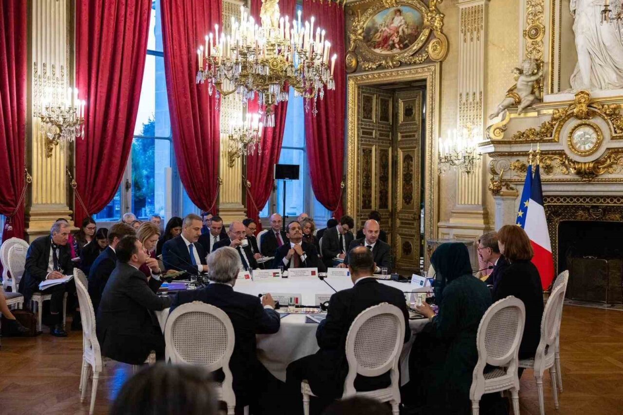 Dışişleri Bakanı Hakan Fidan, Fransa'nın başkenti Paris'te yapılan toplantıya katılarak,