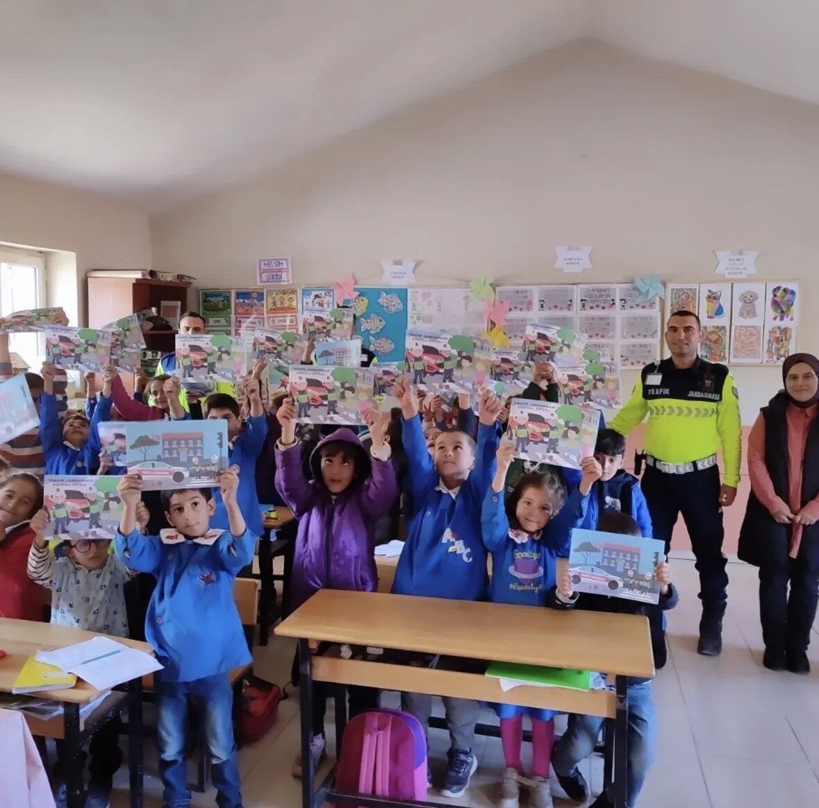 Diyadin ilçesindeki Burgulu İlkokulu'nda, İlçe Jandarma Komutanlığı trafik timi öğrencilere