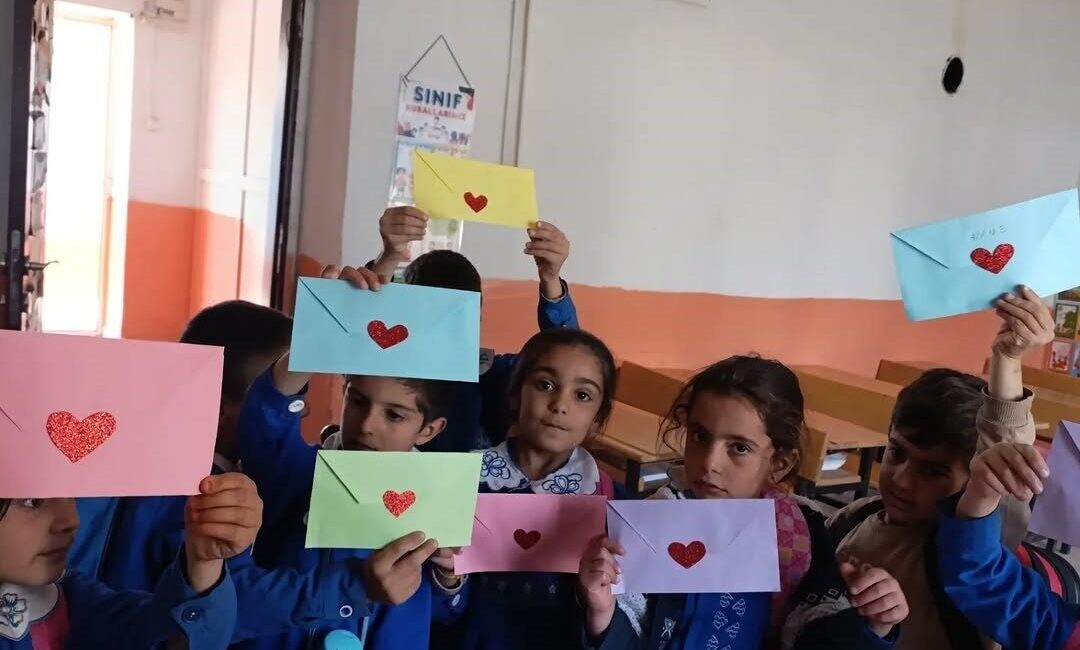 Diyadin'deki Burgulu İlkokulu 1/A sınıfı, "Anne" kelimesi için duygusal bir