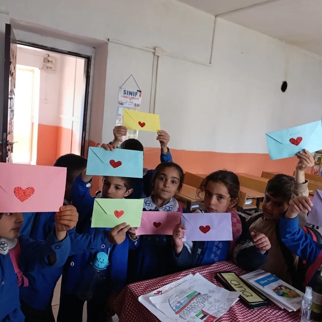 Diyadin'deki Burgulu İlkokulu 1/A sınıfı, "Anne" kelimesi için duygusal bir