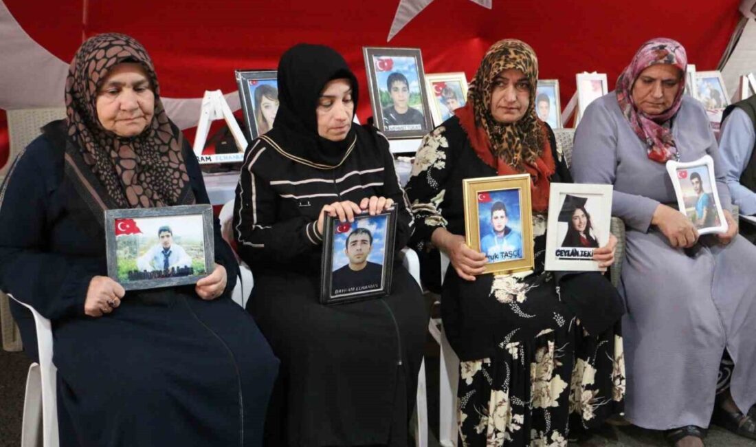 Diyarbakır’da Dağa Kaçırılan Çocuklar İçin Ailelerin Evlat Nöbeti Devam Ediyor Diyarbakır'da terör örgütü PKK tarafından kaçırılan çocukları için evlat nöbeti
