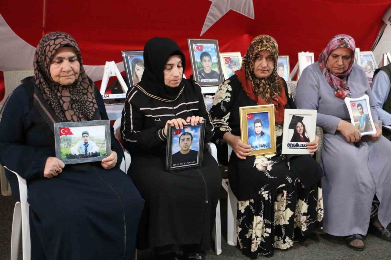 Diyarbakır'da terör örgütü PKK tarafından kaçırılan çocukları için evlat nöbeti