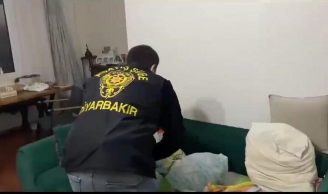 Diyarbakır merkezli düzenlenen 'Hipnoz' operasyonunda, kendilerini polis ve savcı olarak