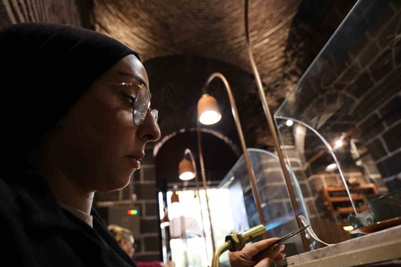 Diyarbakır'ta, DİKO Başkanı Mehmet Yüksel öncülüğünde hayata geçirilen "Hasırevi" projesi,