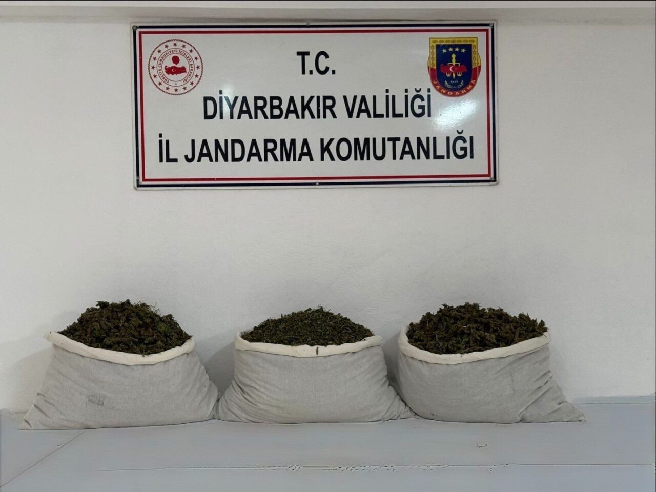 Diyarbakır'ın Lice ilçesinde jandarma ekipleri, uyuşturucu imal ve ticaretiyle mücadele