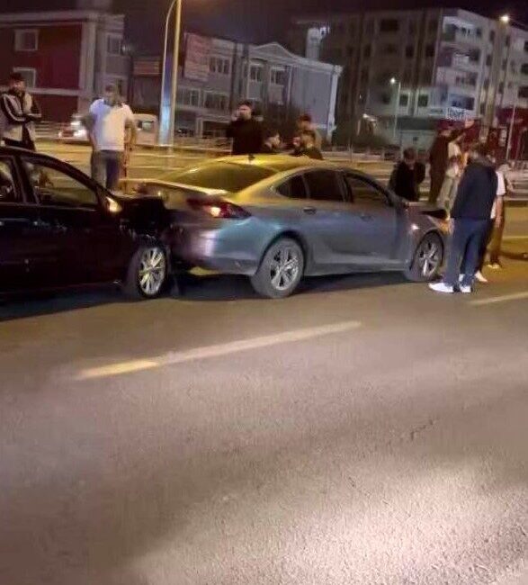 Diyarbakır’da 9 araçla gerçekleşen zincirleme trafik kazasında 3 kişi yaralandı Diyarbakır'da Şanlıurfa yolu üzerinde meydana gelen zincirleme trafik kazasında 9