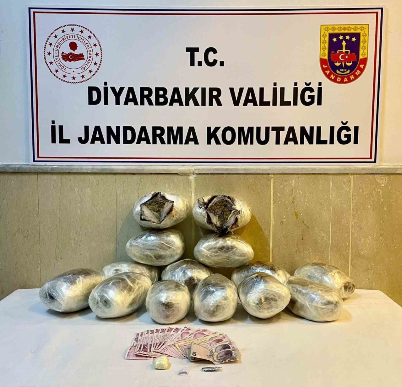 Diyarbakır'da gerçekleştirilen uyuşturucu operasyonlarında 97 sentetik ecza hapı, 92 kilo