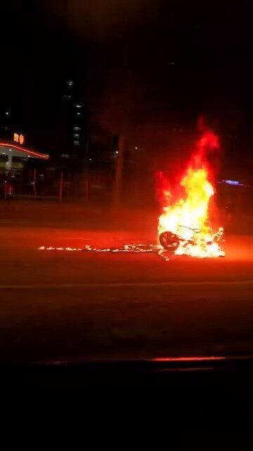 Diyarbakır’da Motosiklet Kazasında Sürücü Yaralandı, Araç Yangına Neden Oldu Diyarbakır'da, Elazığ Caddesi'nde bir aracın motosiklete çarpması sonucu kaza yaşandı.