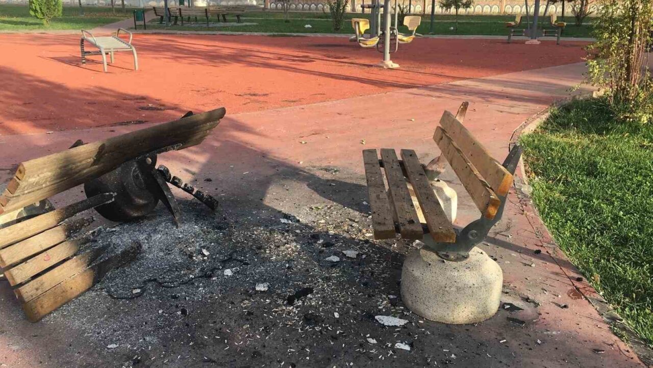 Diyarbakır’ın Kayapınar ilçesindeki Çınar Parkı’nda, kimliği belirsiz kişilerce bankların yakılması