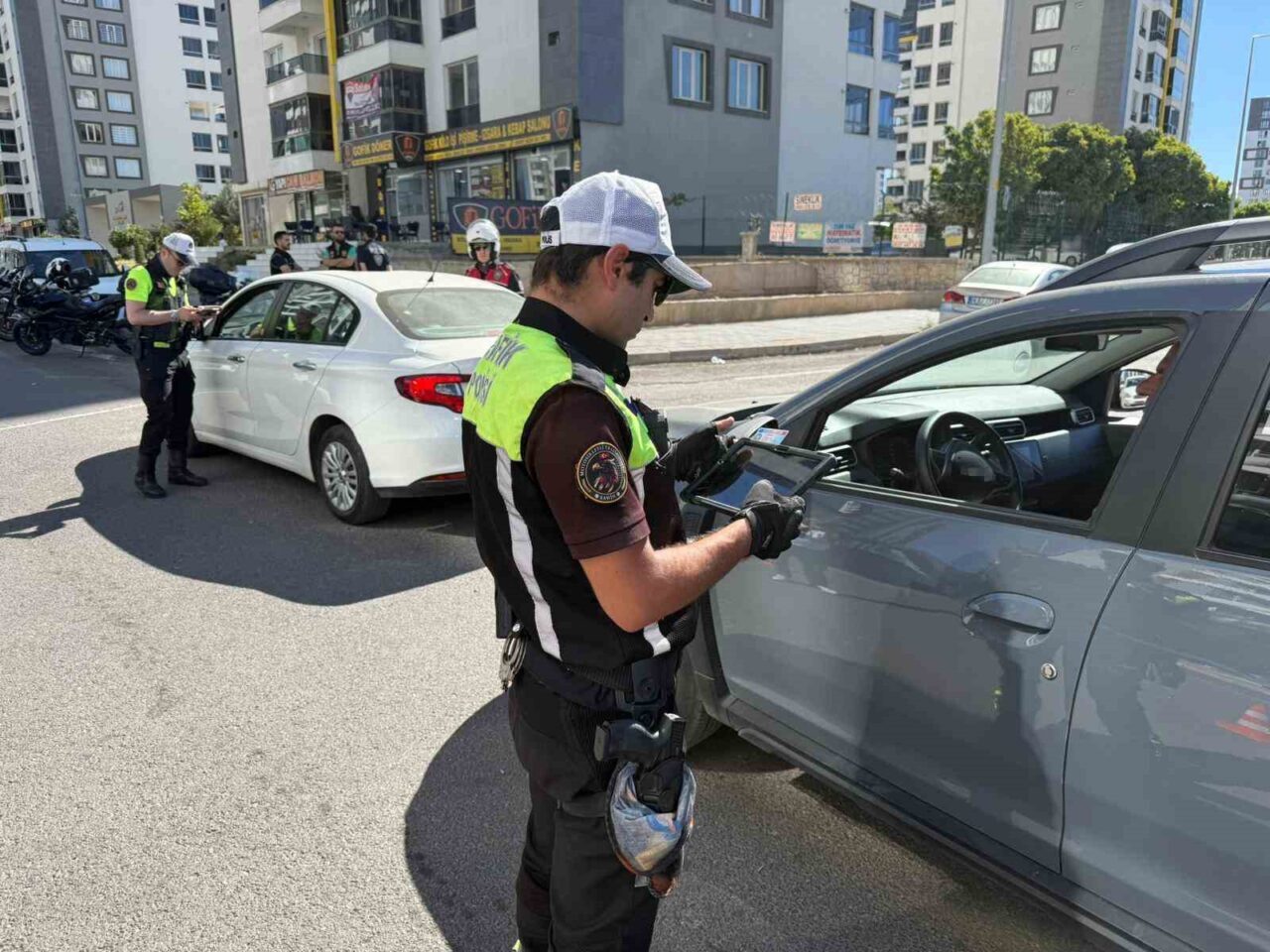 Diyarbakır'da çocuk ve gençlerin korunmasına yönelik yapılan huzur uygulamasında 100