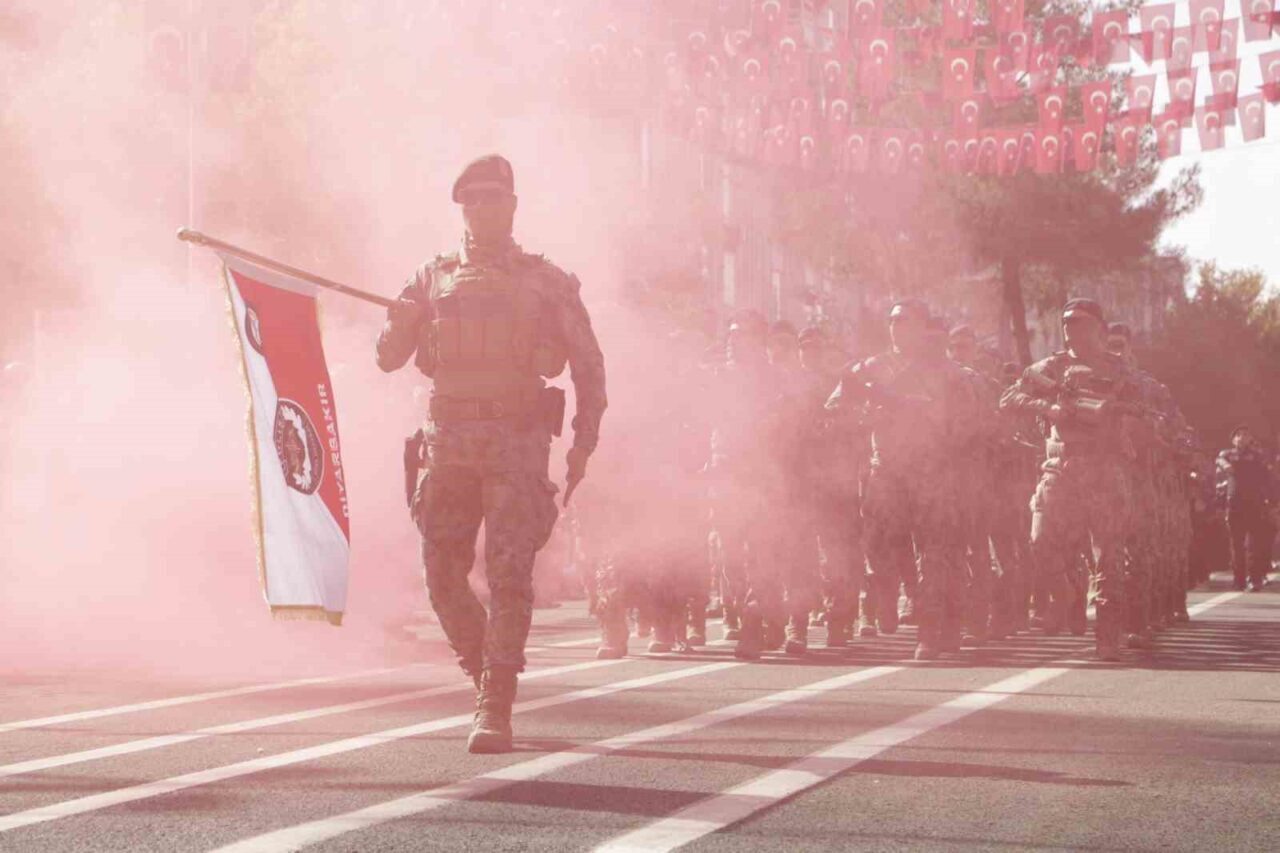 Diyarbakır’da 29 Ekim Cumhuriyet Bayramı etkinlikleri coşkuyla kutlandı. Valilikteki tebrikat