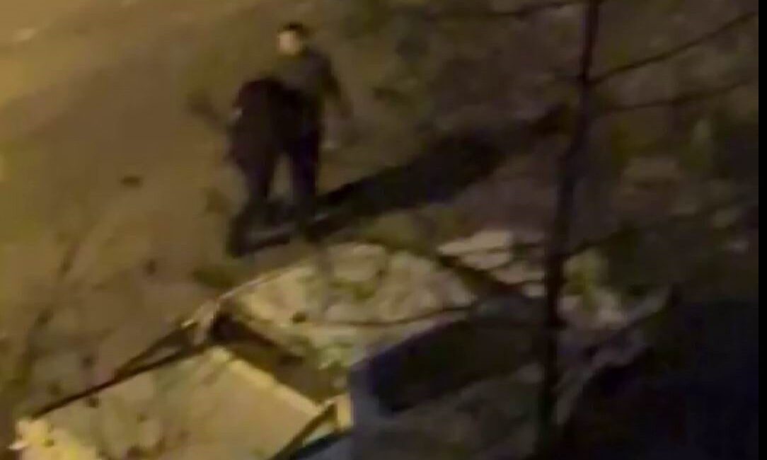 Diyarbakır’ın Kayapınar ilçesinde bir vatandaş, uyuşturucu satışı yaptığı iddia edilen