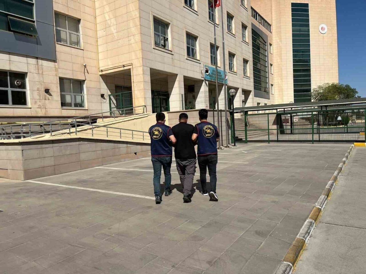 Diyarbakır'da gerçekleştirilen jandarma operasyonlarında, haklarında kesinleşmiş hapis cezası bulunan toplam