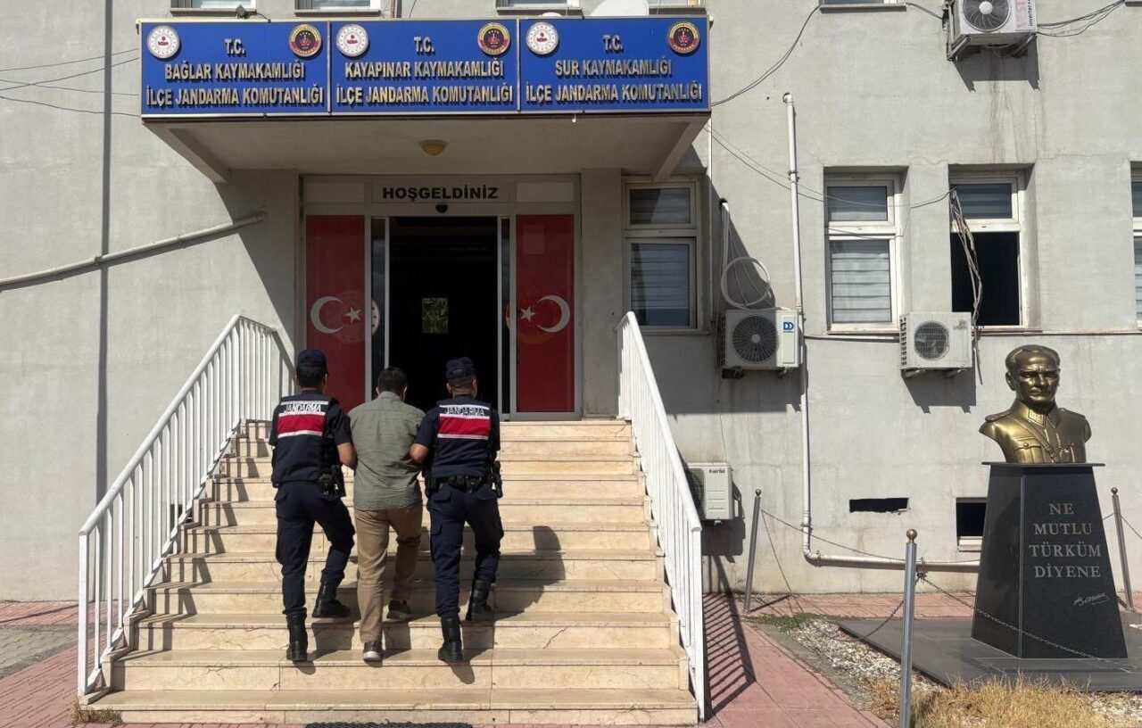 Diyarbakır'da jandarma ekipleri, çeşitli suçlardan kesinleşmiş cezası bulunan 69 kişiyi